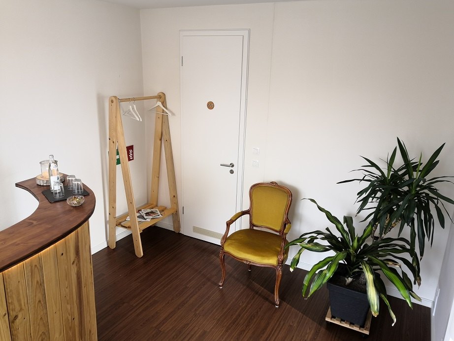 Wartebereich und Garderobe